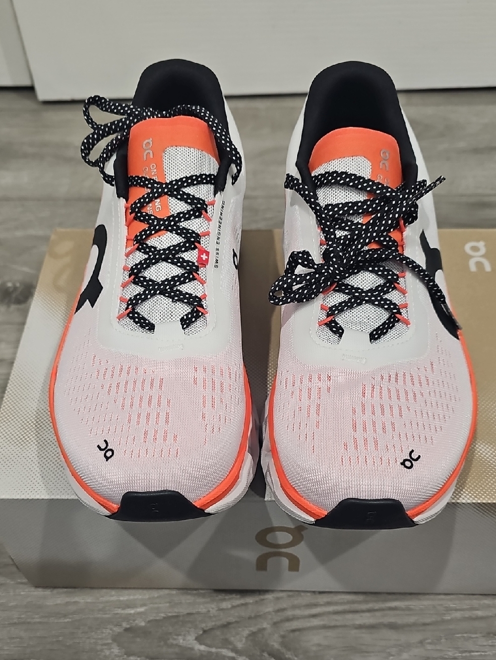 NWT Oncloud  Running Women's Running Shoes in White & Coral Accent